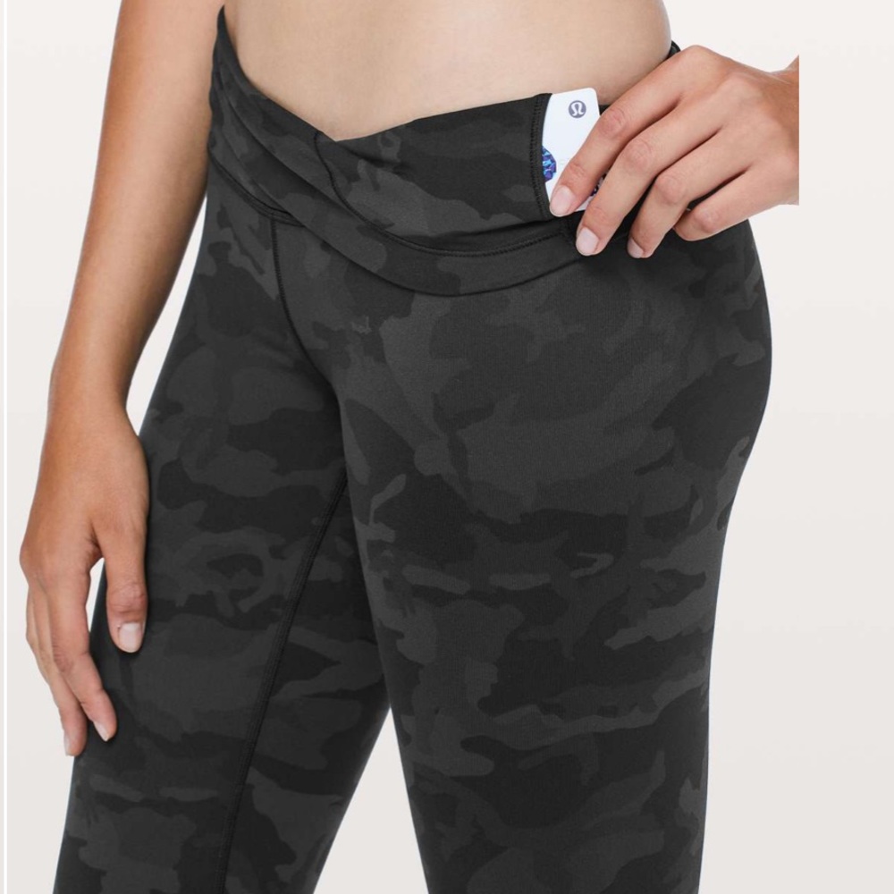 Lululemon High Rise Wunder Under Crop in Black/Grey Camo - 8